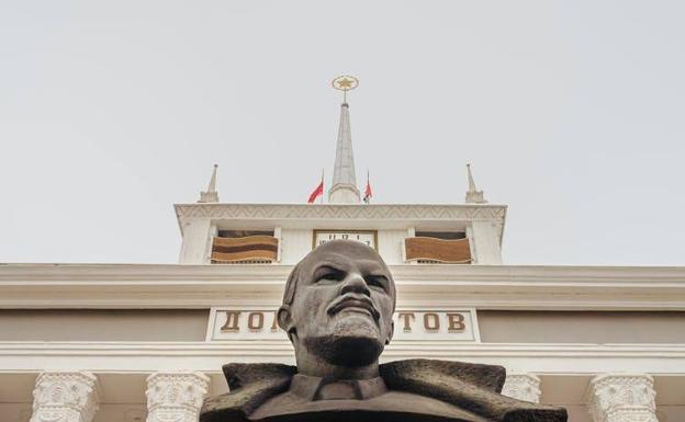 Estatua de Lenin frente al ayuntamiento en la capital de Transnistria, Tiraspol.