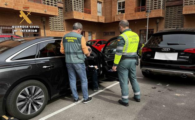 Imagen principal - Detenido en La Rioja por vender en España coches de alta gama alquilados en Alemania