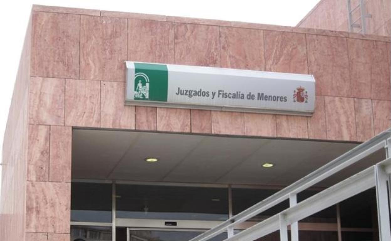 Detenido un menor acusado de asestar 15 puñaladas a su padre en Málaga