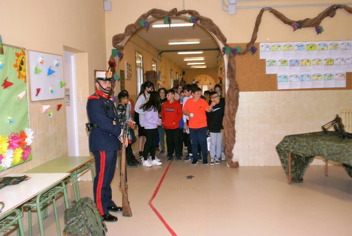 Visita de la Guardia Real al colegio San Fernando, de Nájera