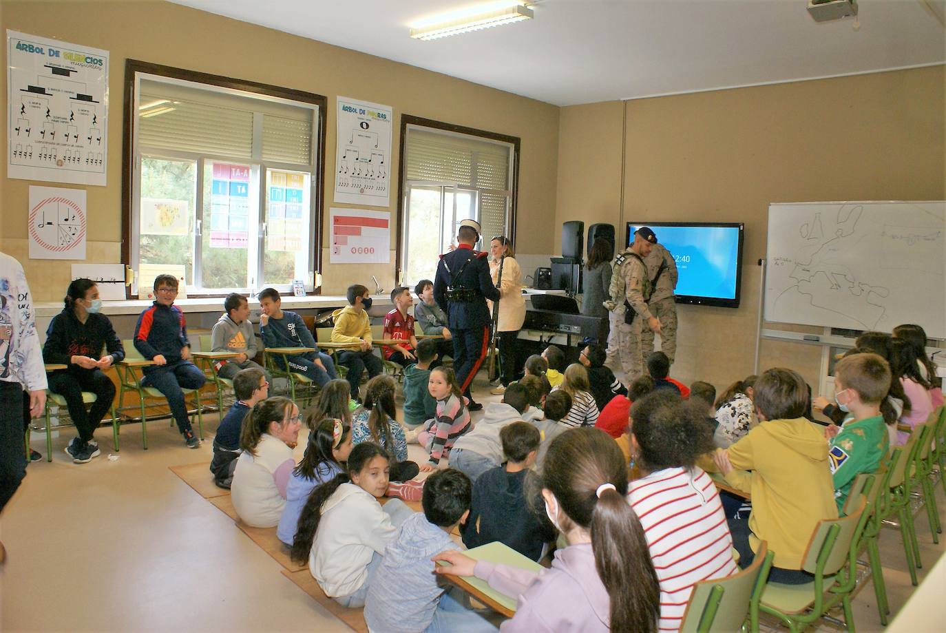 Visita de la Guardia Real al colegio San Fernando, de Nájera