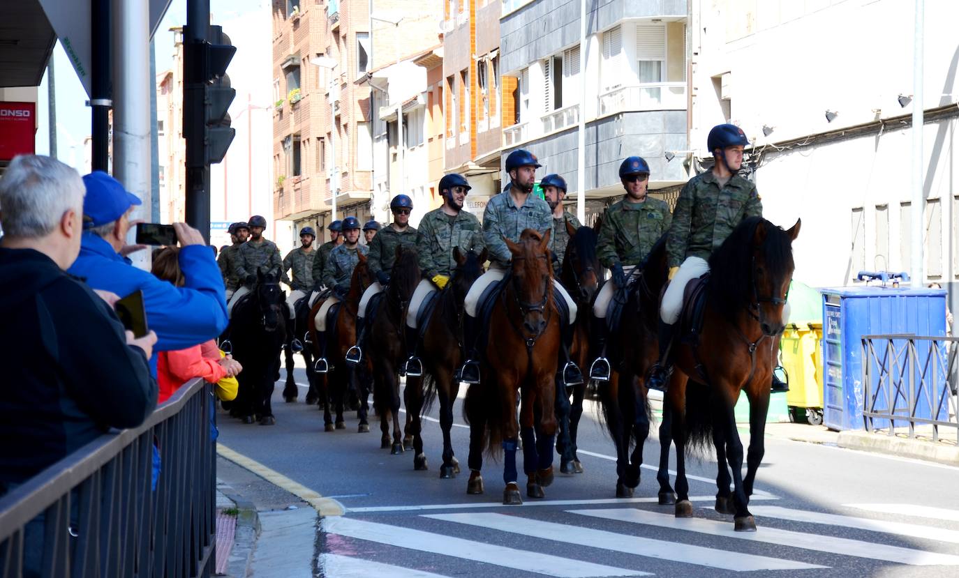 Fotos: Desfile de la Guardia Real a caballo por Calahorra