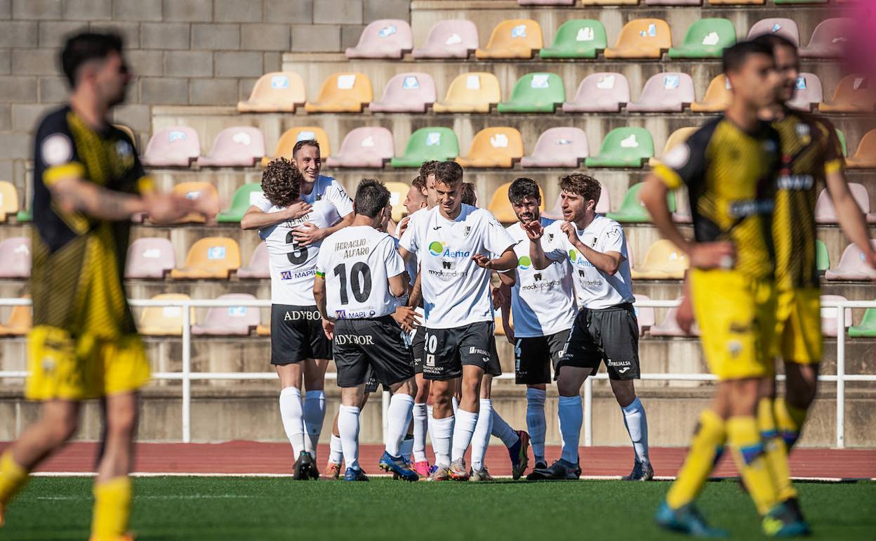 Los jugadores del Alfaro celebran un gol. 