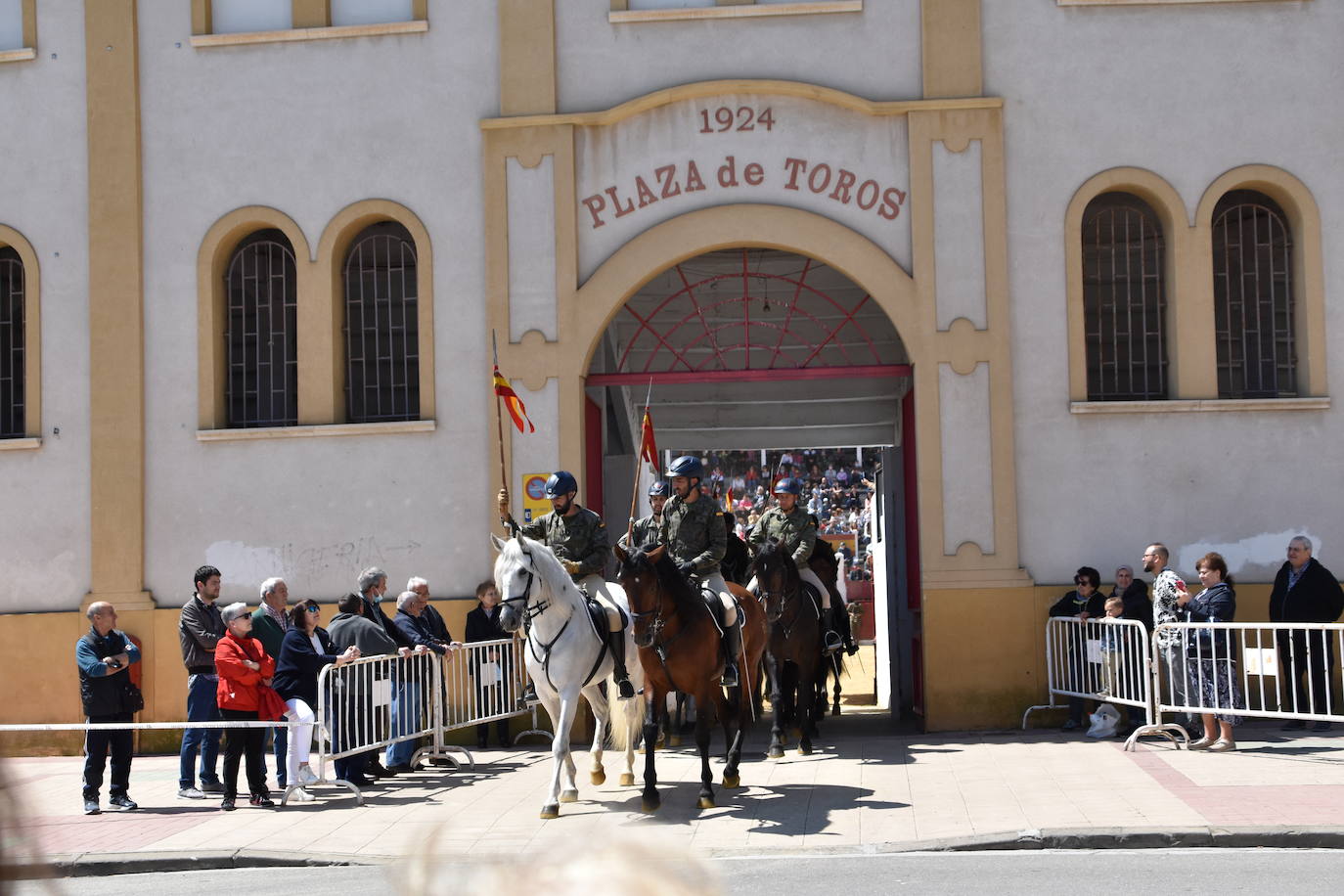 Fotos: Exhibición de la Guardia Real en la plaza de toros de Calahorra