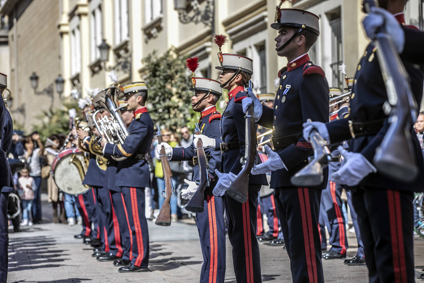 Fotos: La Guardia Real desfila por el centro de Logroño