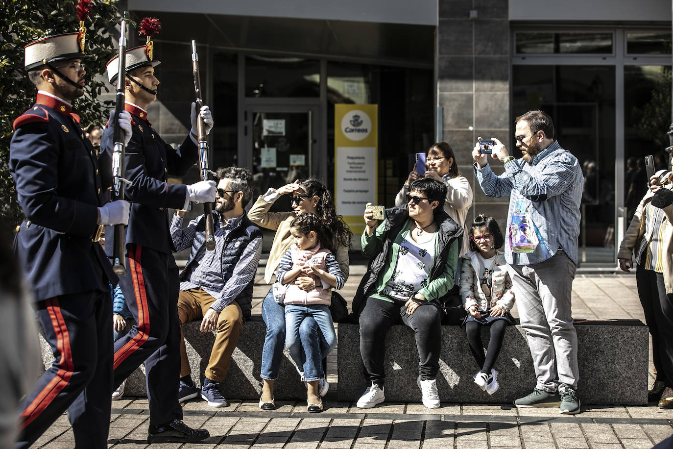 Fotos: La Guardia Real desfila por el centro de Logroño
