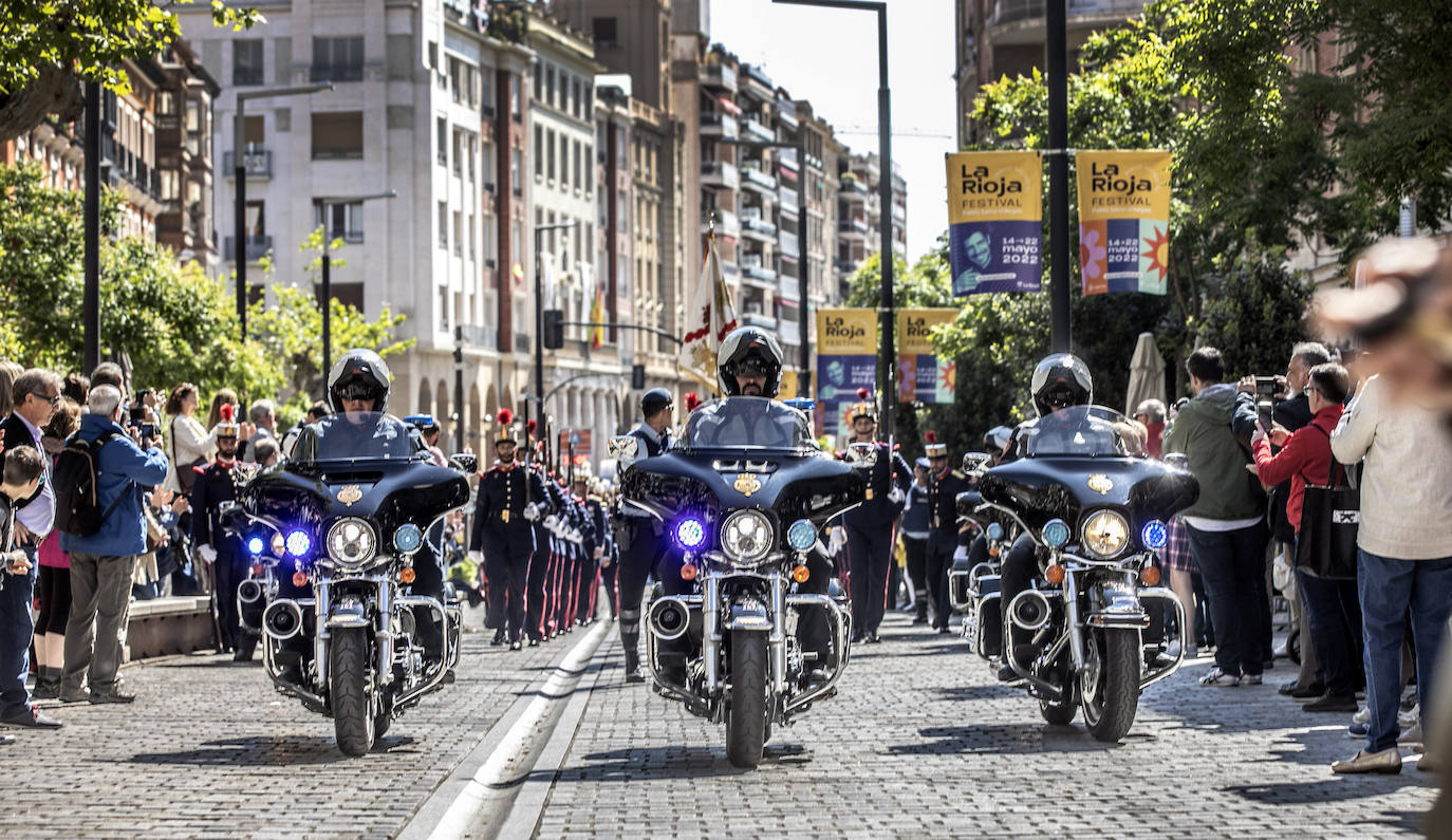 Fotos: La Guardia Real desfila por el centro de Logroño