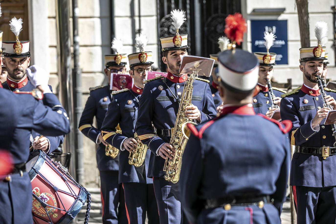Fotos: La Guardia Real desfila por el centro de Logroño