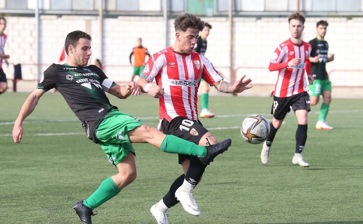 Un jugador del Sestao pone su pie para robarle el balón a Giuli. 