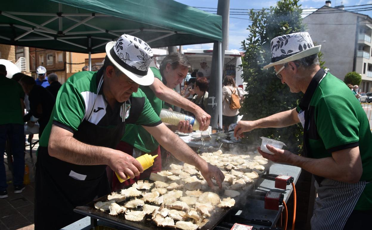 El CD Pradejón colaboró en la degustación de champiñón y setas. 