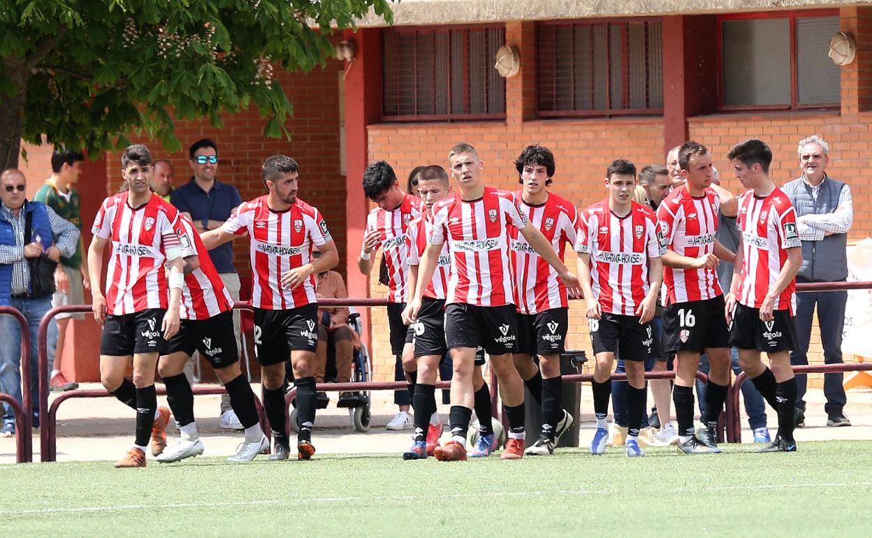 Los jugadores de la UD Logroñés B celebran uno de los tres goles que anotaron al Gernika. 