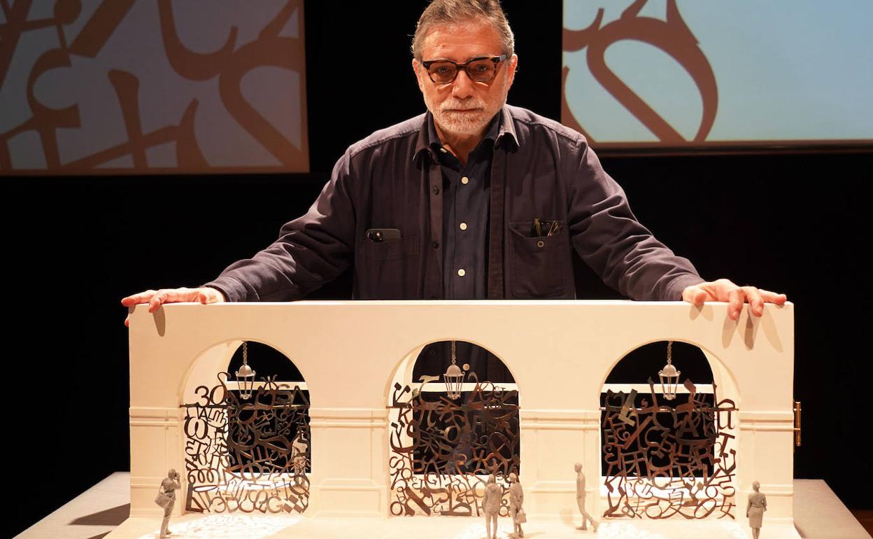 Jaume Plensa ante la maqueta de sus innovadoras rejas para el Teatro del Liceo. 