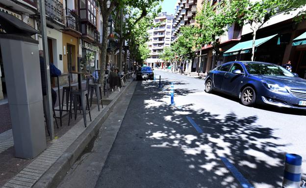 Banda de estacionamiento vacía a la espera de retirar pivotes. 