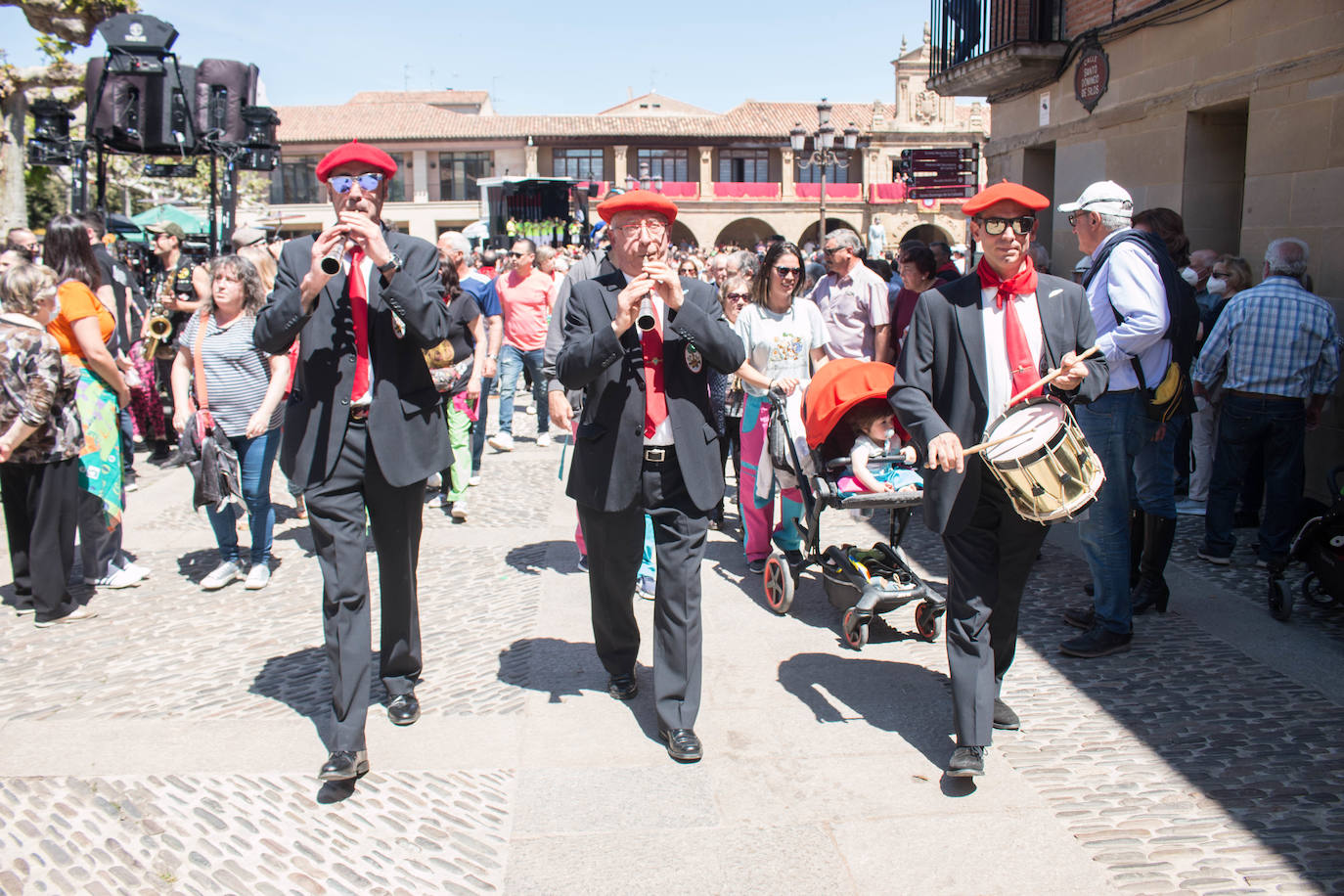 Fotos: Santo Domingo de la Calzada dispara el cohete de sus fiestas del Santo