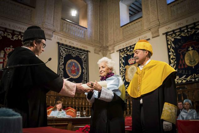 La mezzosoprano, investiga Honoris Causa por la Universidad de Alcalá de Henares en el año 2014.