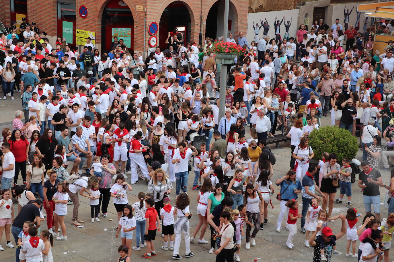 Fotos: Alegría en Alfaro en el arranque de las fiestas de Primavera