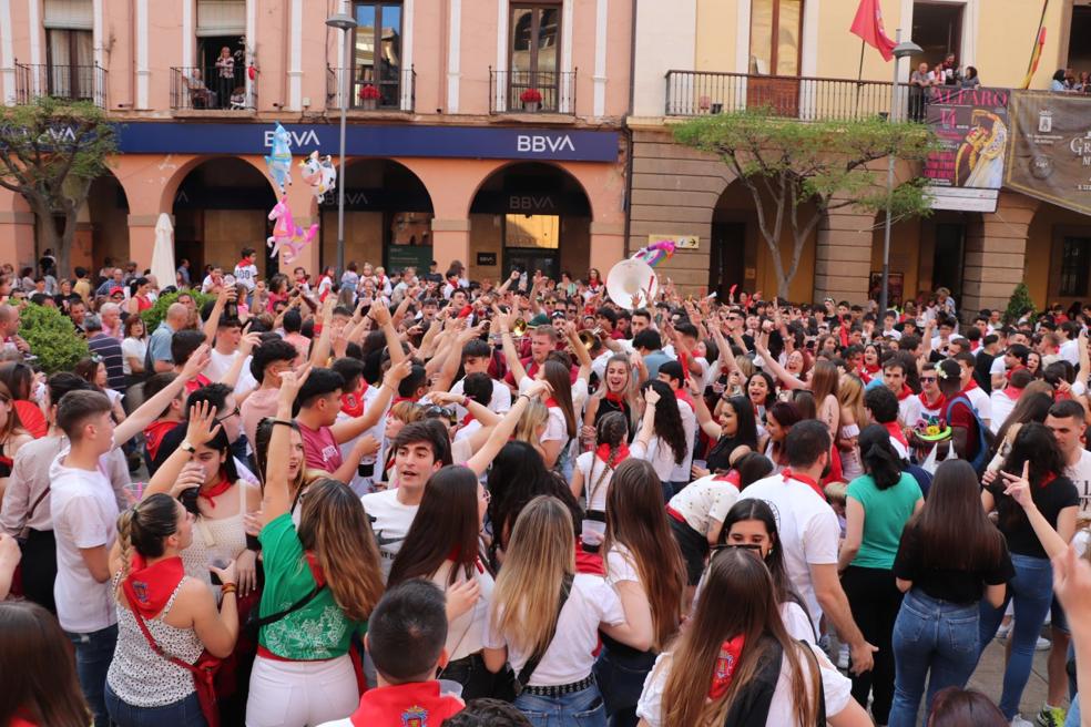 Cientos de jóvenes se lanzaron a danzar y cantar con la charanga tras el lanzamiento del cohete. 