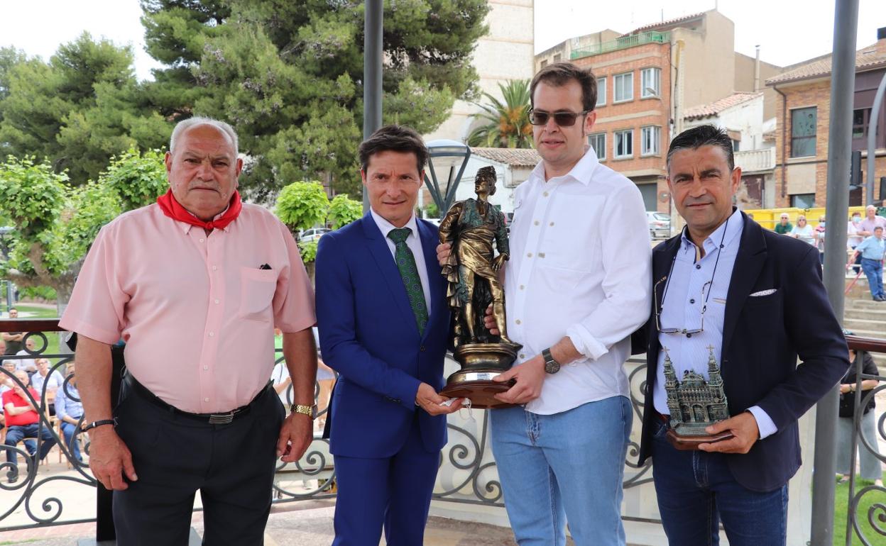 El Club Taurino entregó el trofeo a Urdiales y homenajeó al Víctor. 