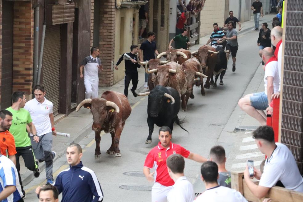 El primer encierro de toros en la zona desde el inicio de la pandemia congregó a decenas de corredores, a pesar del aguacero que arreció. 