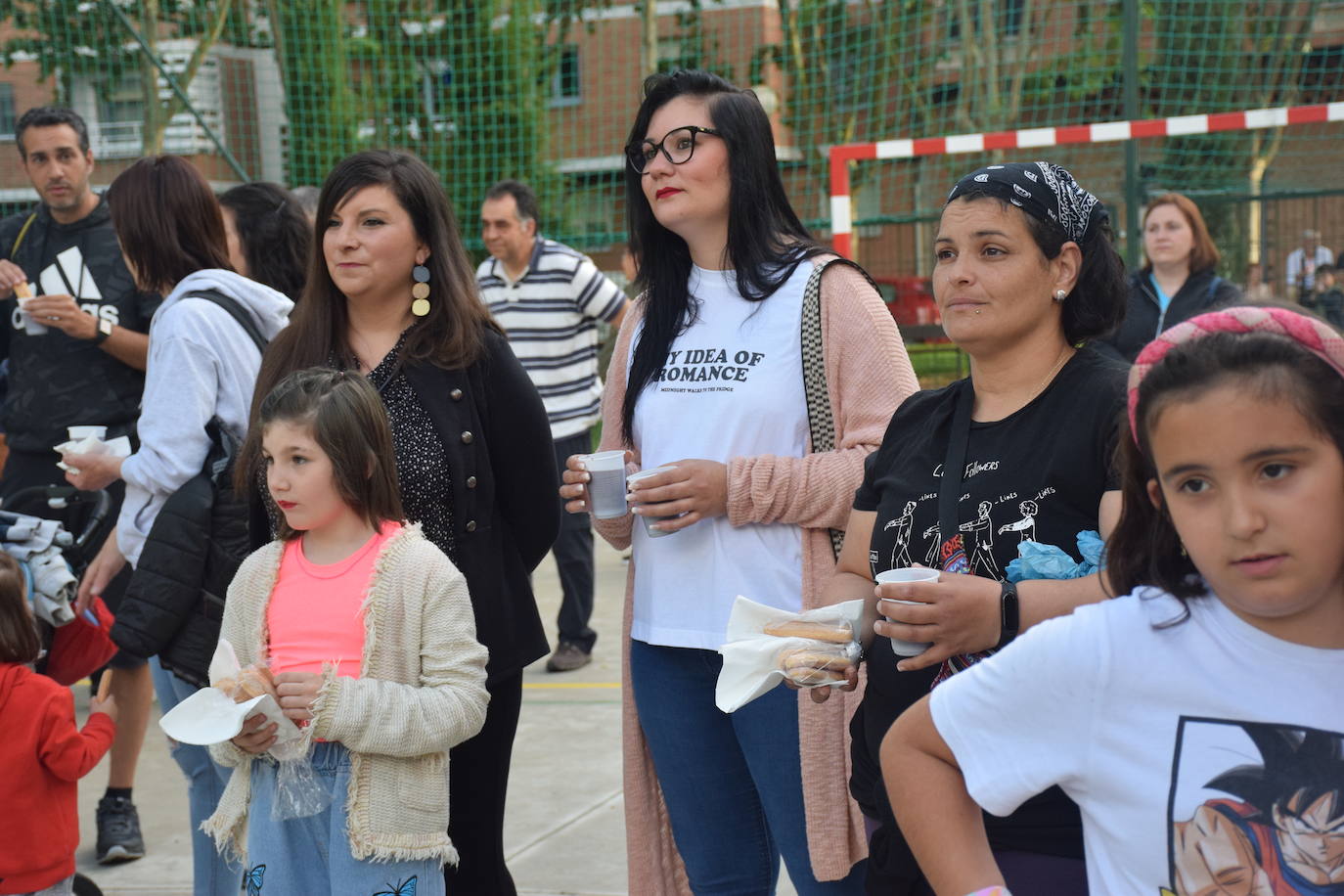 Fotos: El barrio de Varea celebra las fiestas con música y chocolate