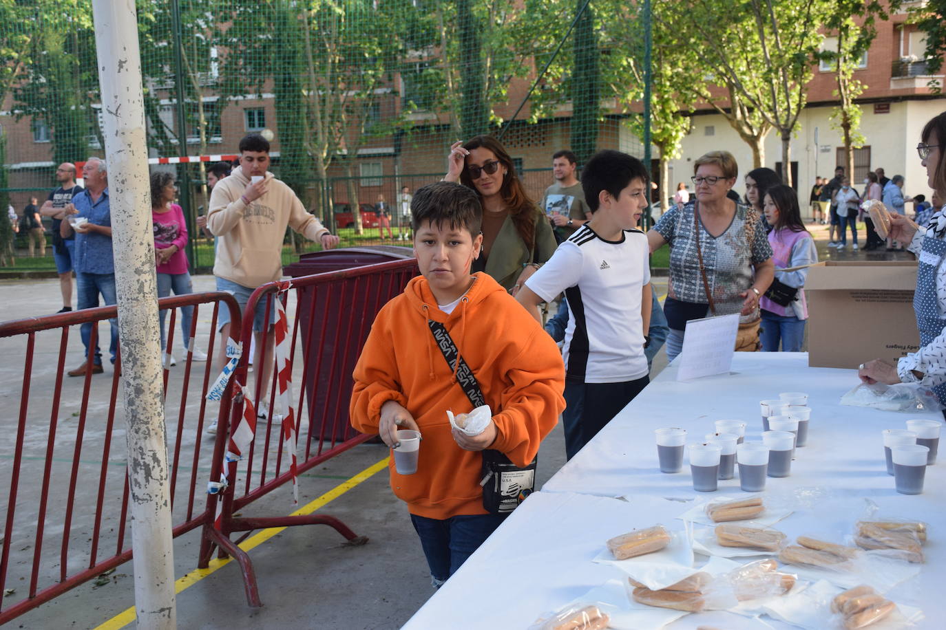 Fotos: El barrio de Varea celebra las fiestas con música y chocolate