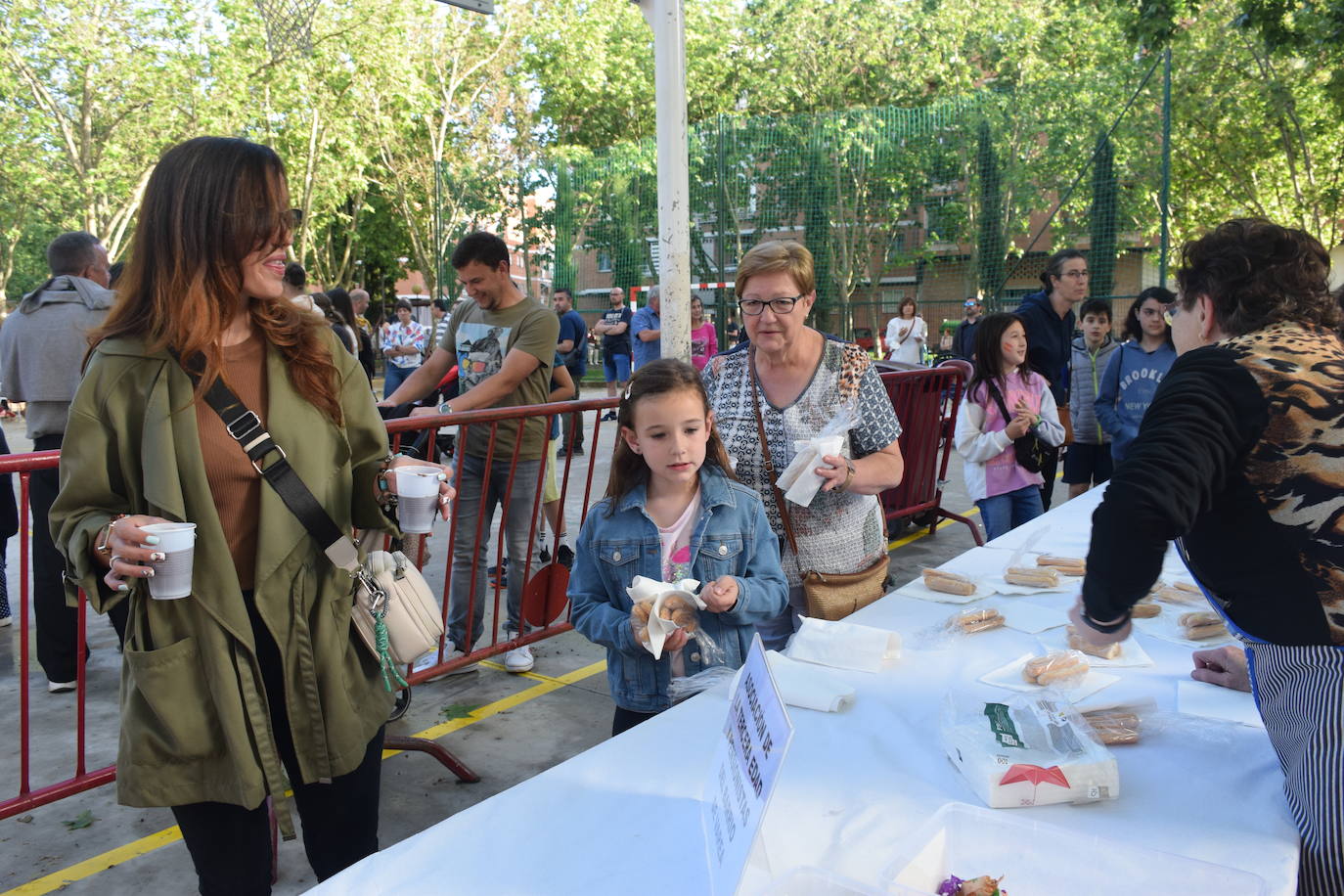 Fotos: El barrio de Varea celebra las fiestas con música y chocolate