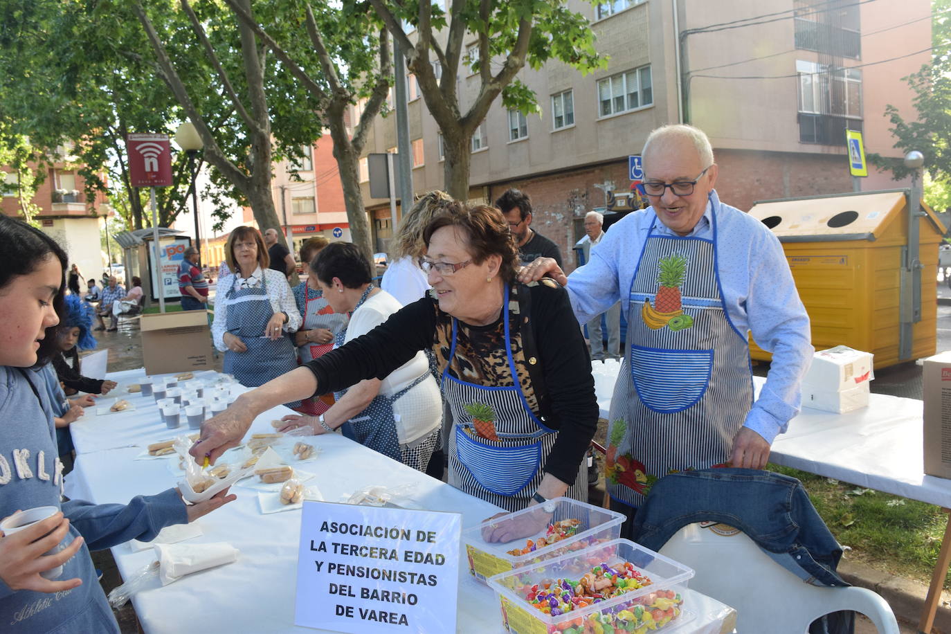 Fotos: El barrio de Varea celebra las fiestas con música y chocolate