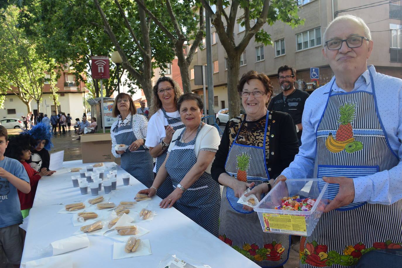 Fotos: El barrio de Varea celebra las fiestas con música y chocolate