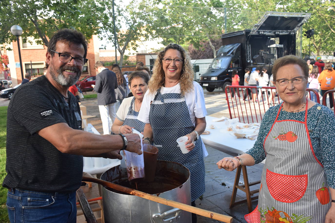 Fotos: El barrio de Varea celebra las fiestas con música y chocolate