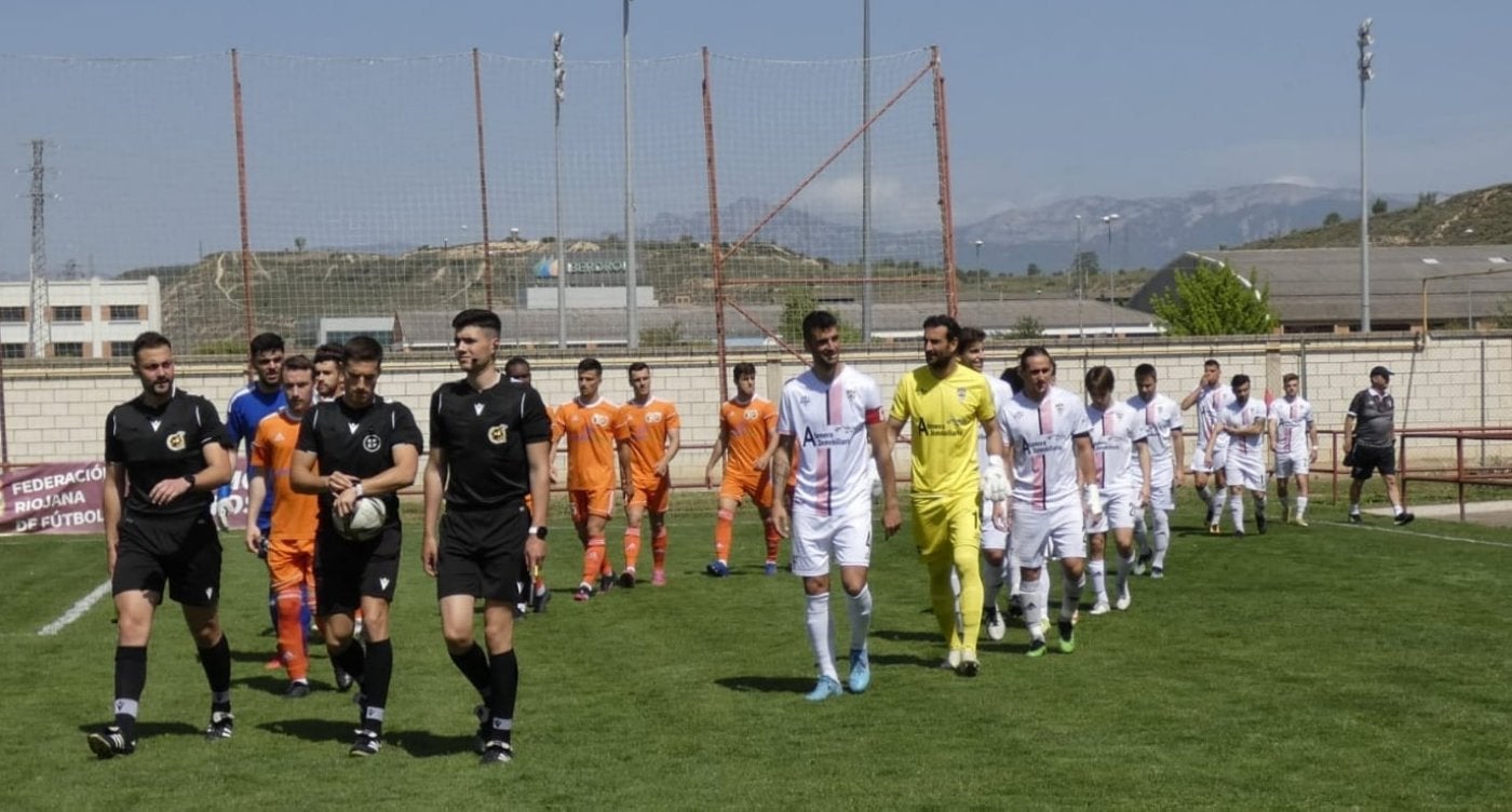 Los jugadores del Racing Rioja salen al campo junto a los del Burgos. 