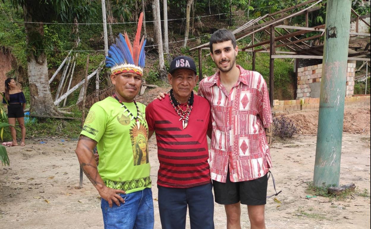 David, con caciques de dos comunidades del Amazonas. 