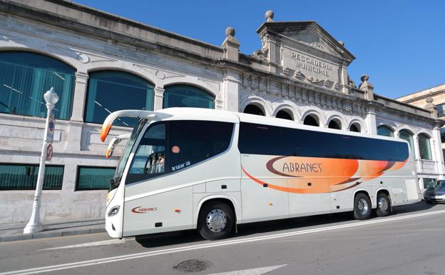 Un autobús de Cabranes en las calles de Gijón. 