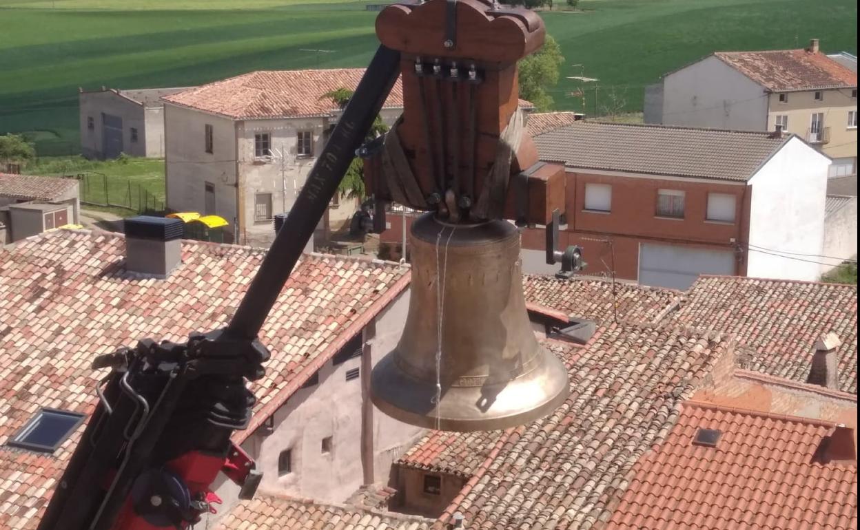 Dos imágenes del izado y colocación de ambas campanas en la torre de la iglesia parroquial. 