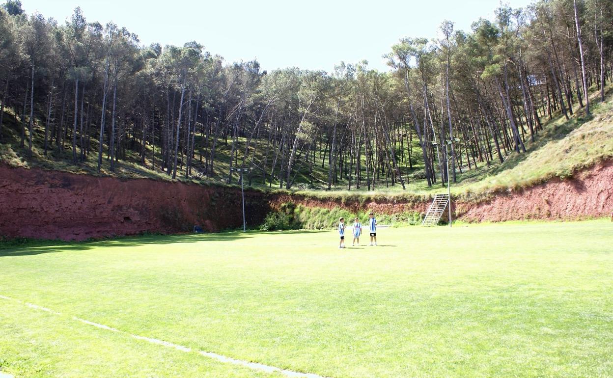 Unos niños juegan en el terreno donde se ubicará el nuevo campo. 