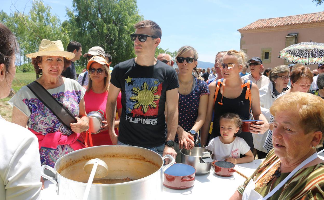 La romería a Las Abejas incluirá un microbús, juegos y reparto de refrescos y costilla asada