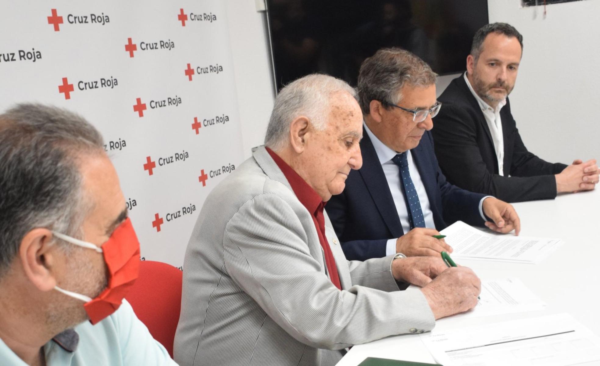 De izquierda a derecha, Caballero, Reinares, Rubio y González, ayer durante la firma. 