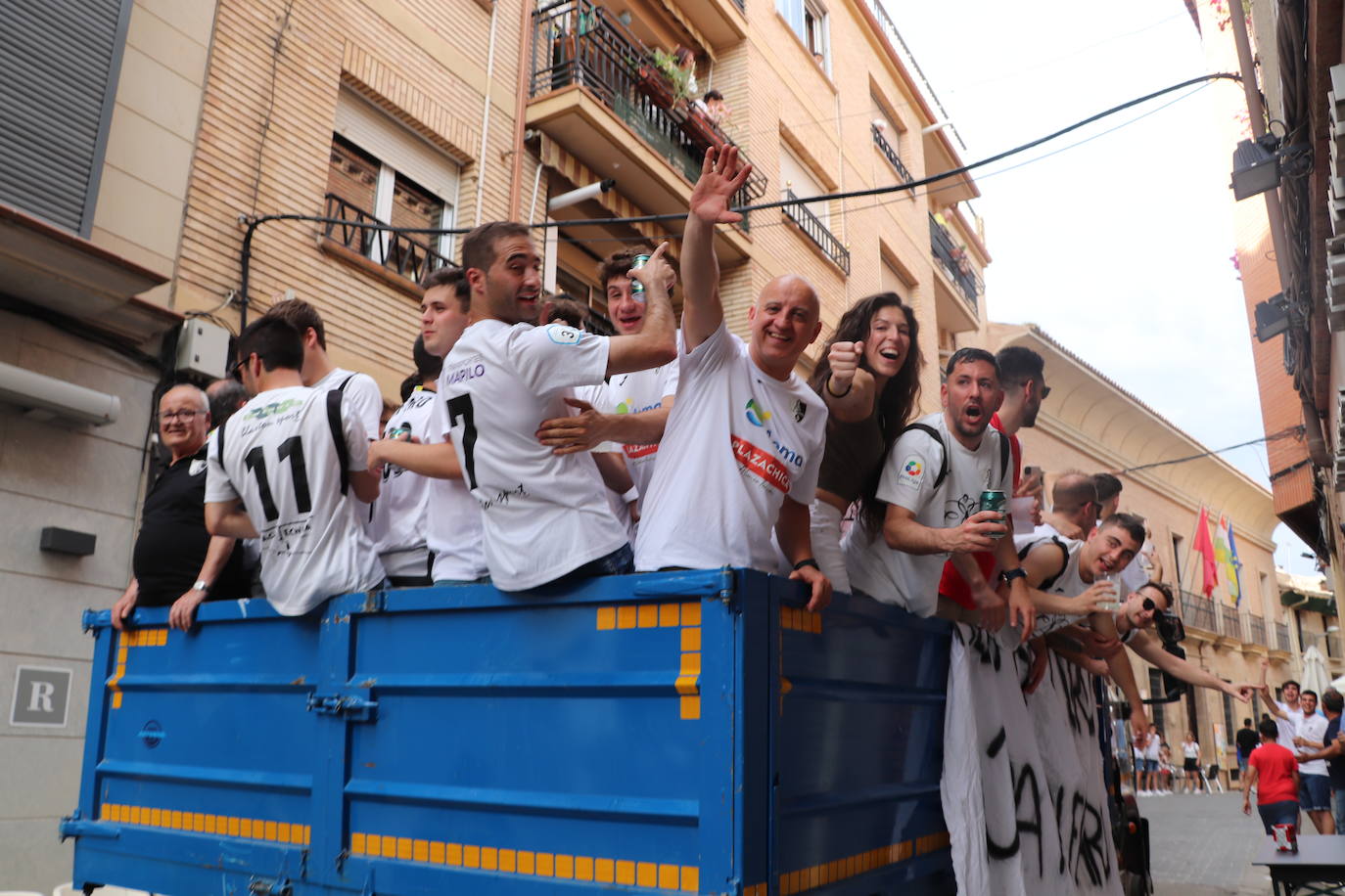 Fotos: El Alfaro se cobra la fiesta que le debía el fútbol