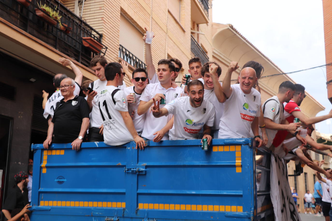 Fotos: El Alfaro se cobra la fiesta que le debía el fútbol