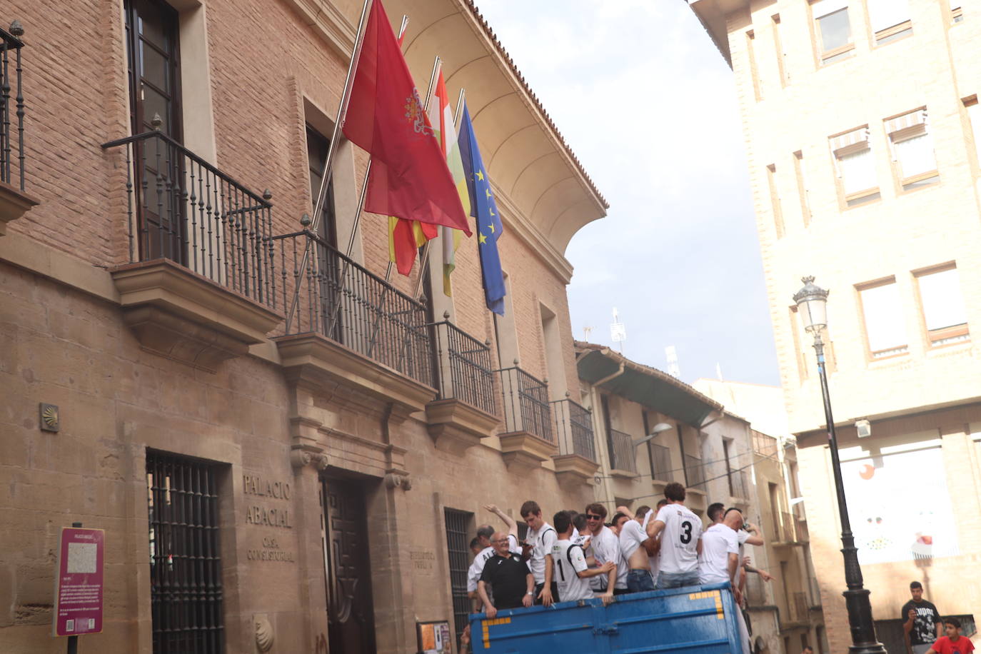 Fotos: El Alfaro se cobra la fiesta que le debía el fútbol