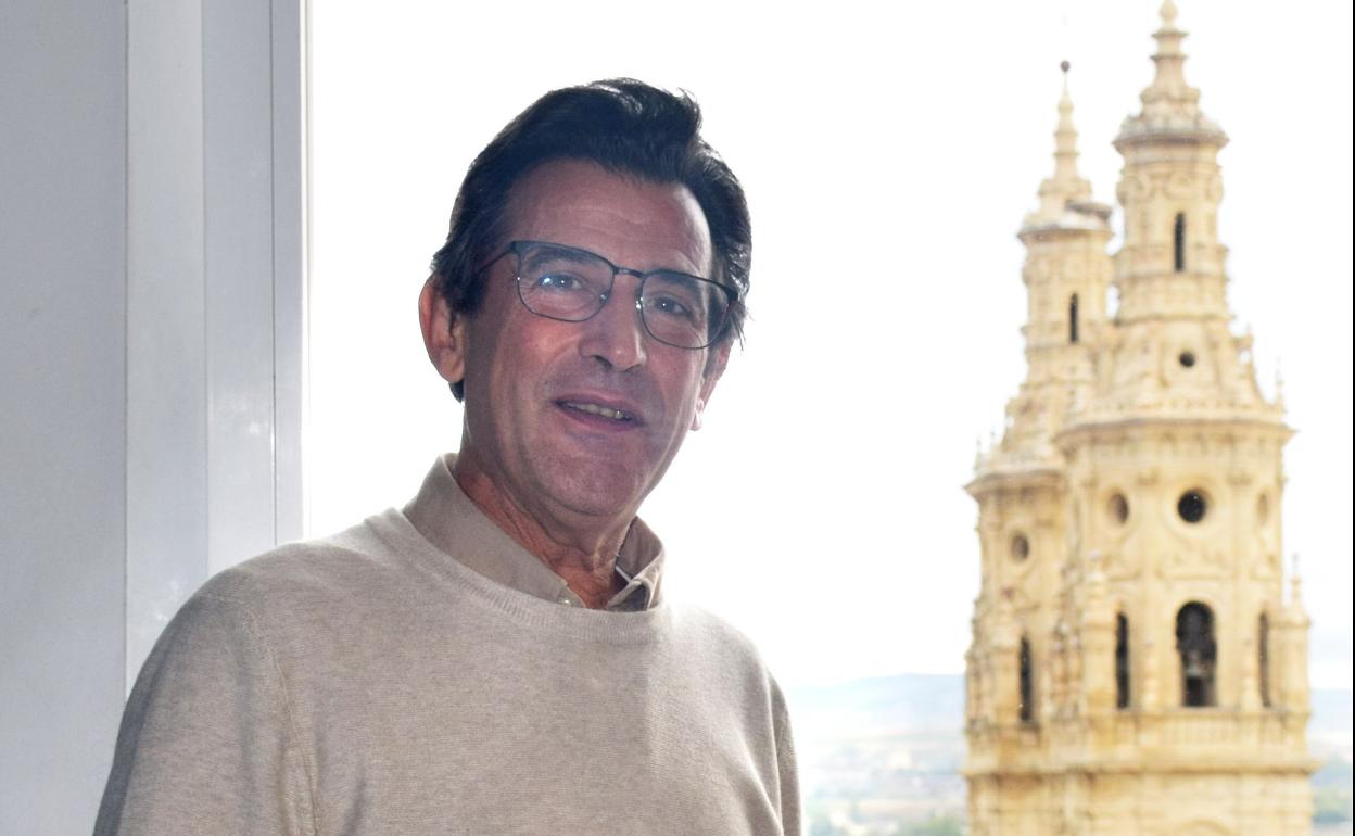 Ángel Carrero, a principios de su mandato en octubre de 2020 en su estudio. Pablo Ruiz, tras anunciar su candidatura hace algunas semanas, en su despacho. 