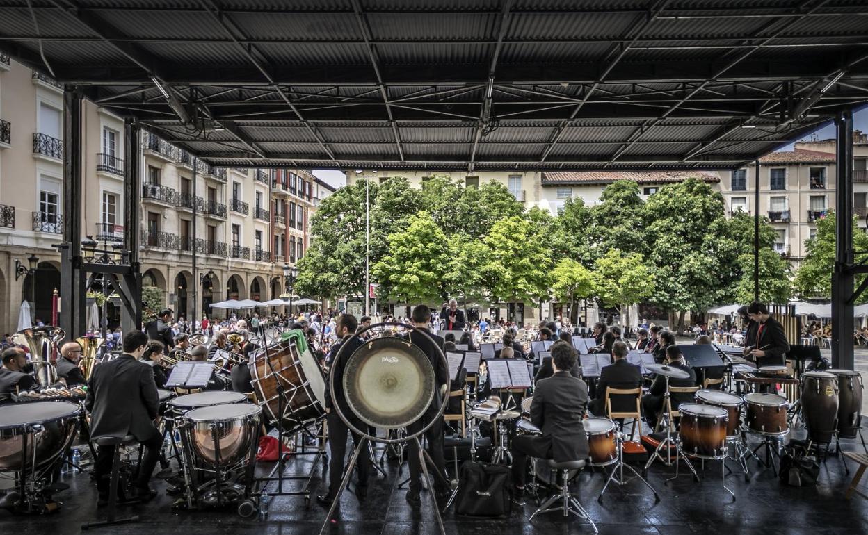 La Banda de Calahorra, durante su concierto de ayer en la plaza del Mercado de Logroño. 