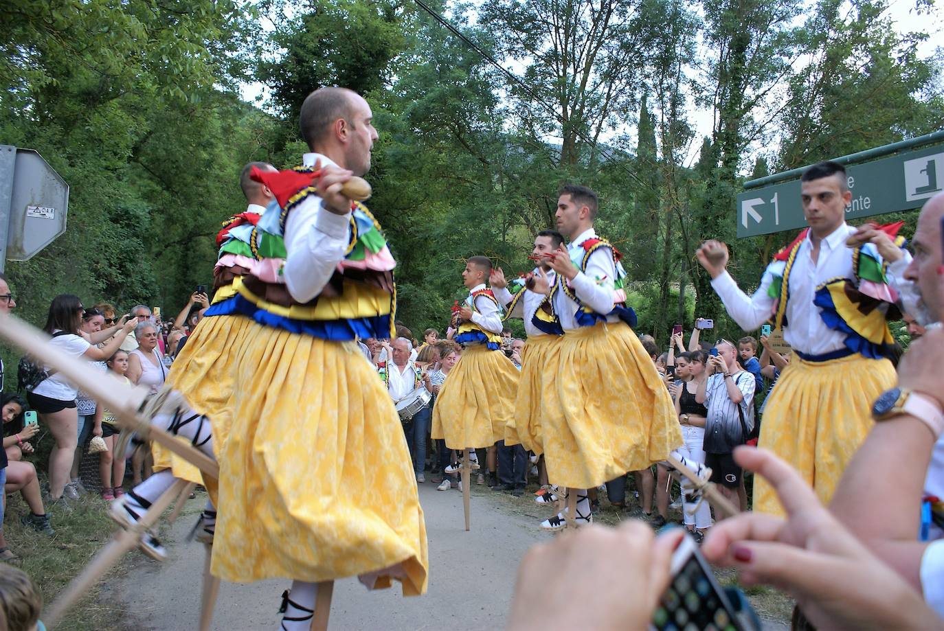 Fotos: Los danzadores vuelven a hacer camino a la santa 