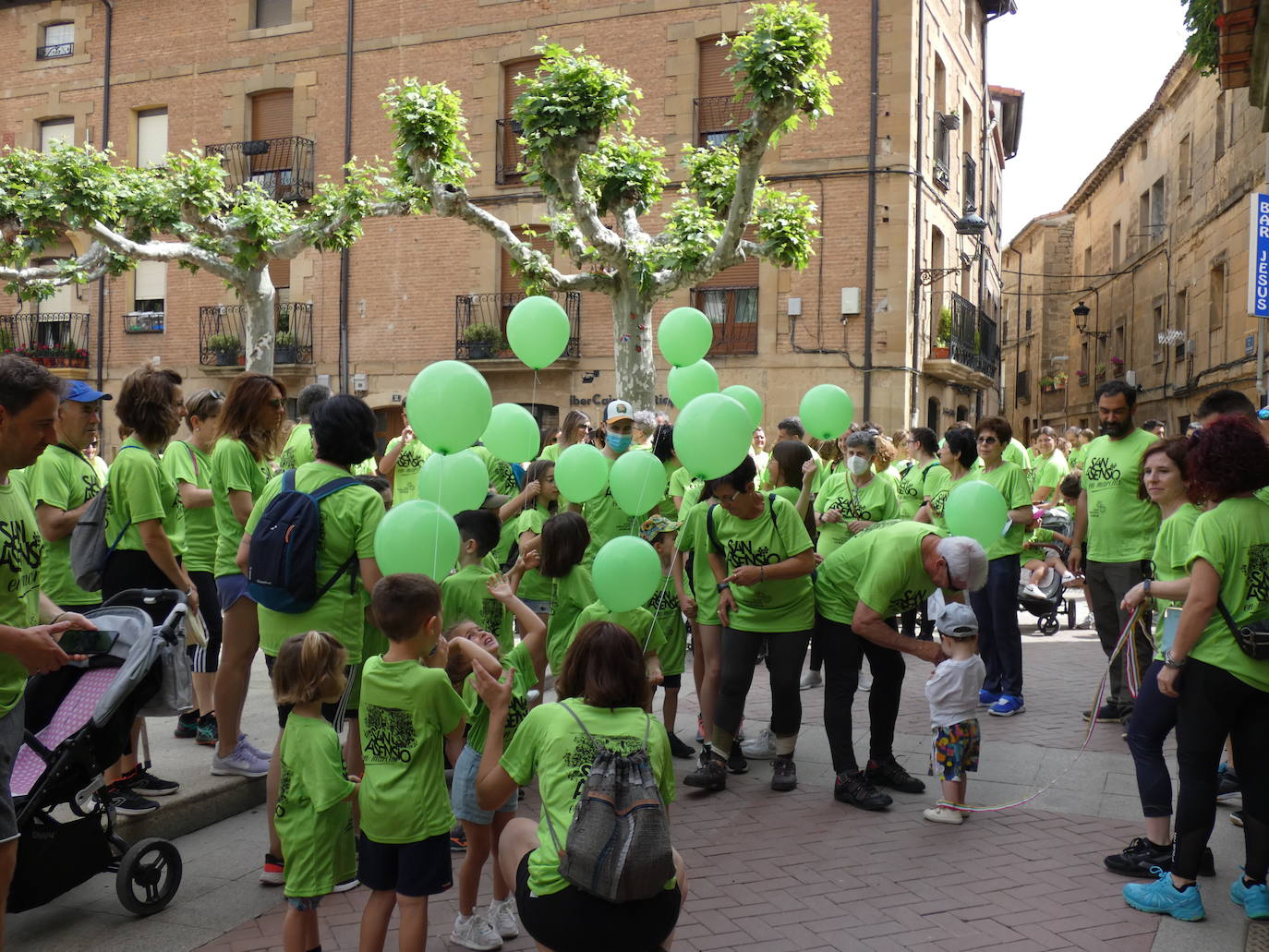 Fotos: San Asensio se tiñe de verde contra el COVID Persistente