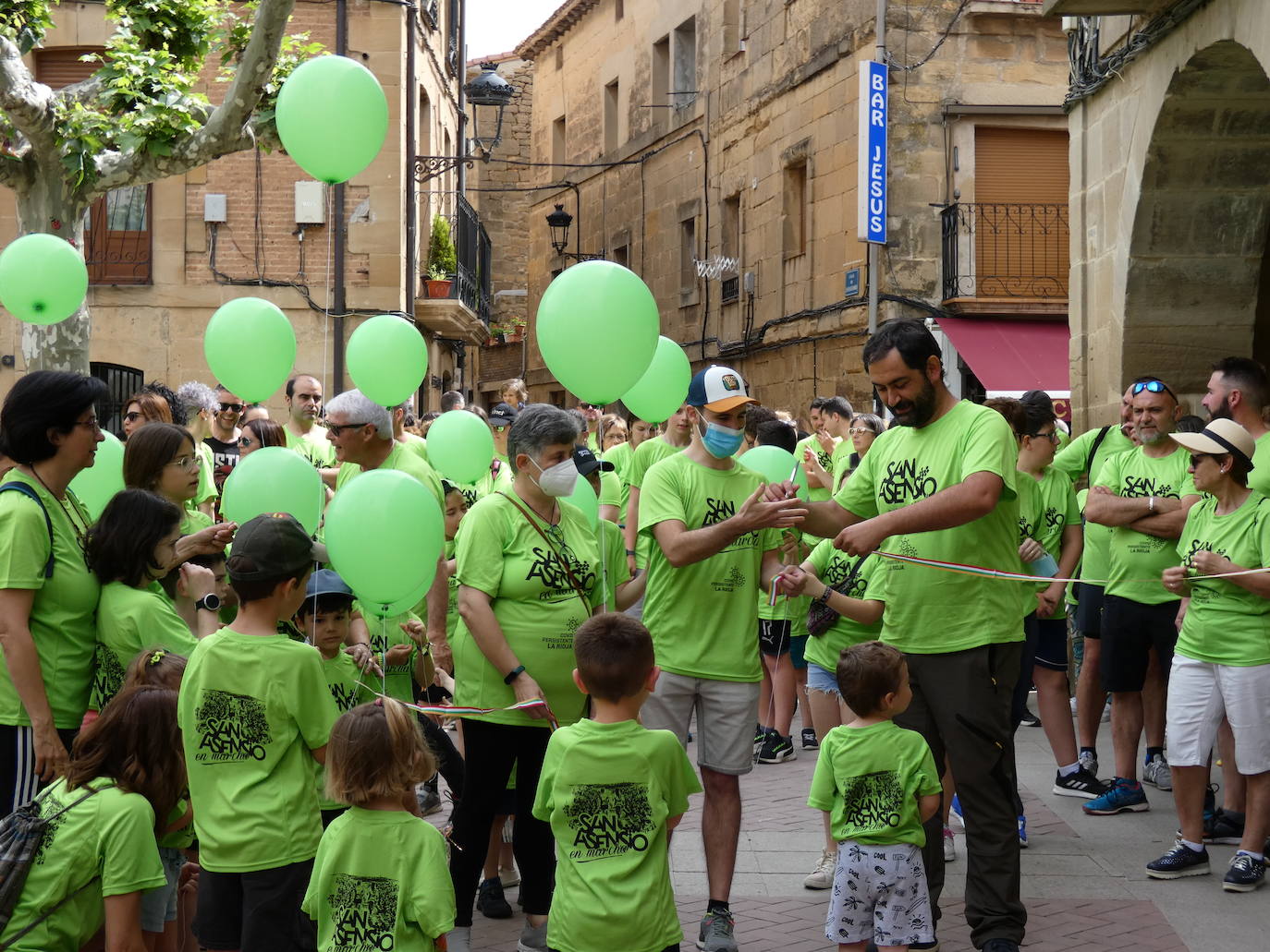 Fotos: San Asensio se tiñe de verde contra el COVID Persistente