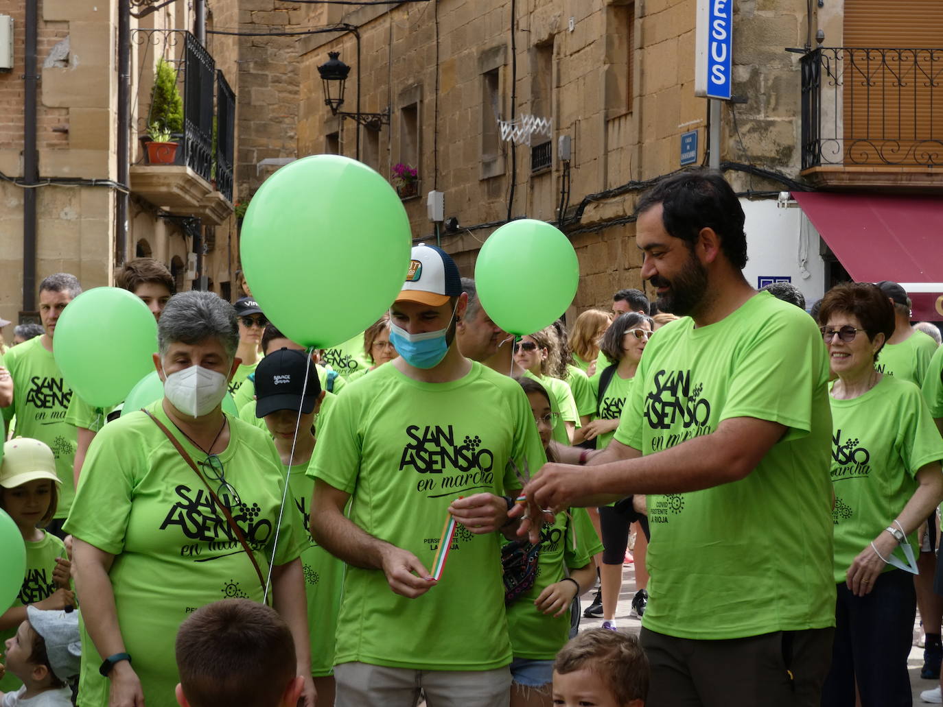 Fotos: San Asensio se tiñe de verde contra el COVID Persistente