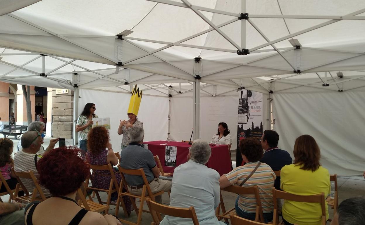 Una carpa en la plaza de España acogió las presentaciones de distintos autores para diversos públicos. 