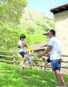 Imagen secundaria 2 - Los danzadores vuelven a abrir camino a la santa