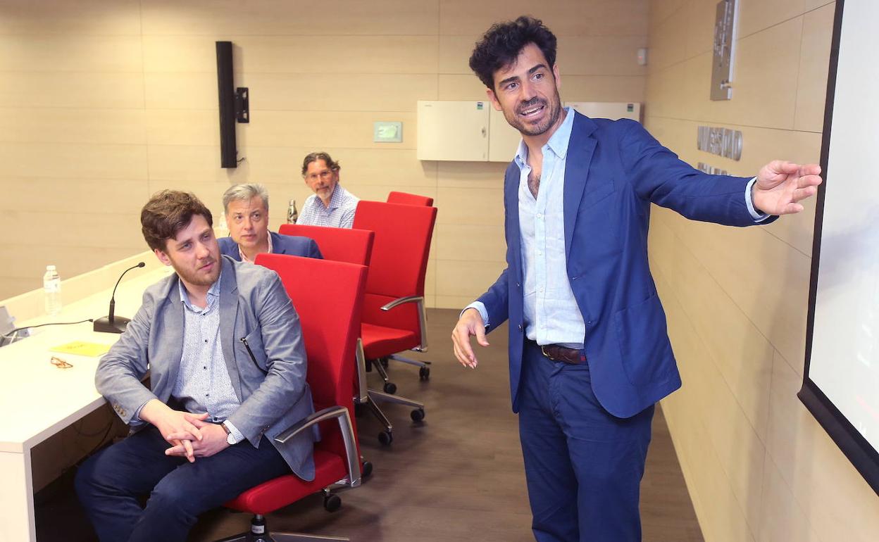 Sáinz-Villegas, durante una mesa redonda del ciclo. 