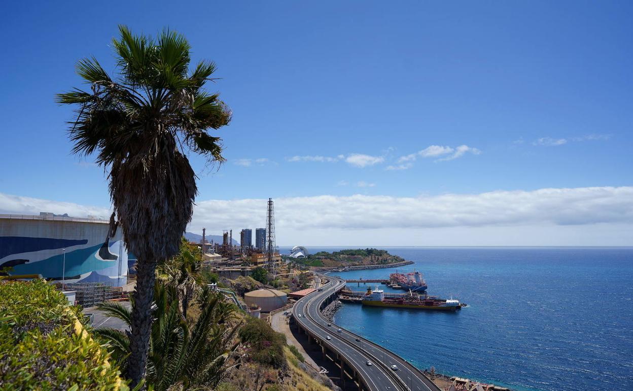 Vista de la refinería de Cepsa en Santa Cruz de Tenerife desde el mirador de la fábrica. 