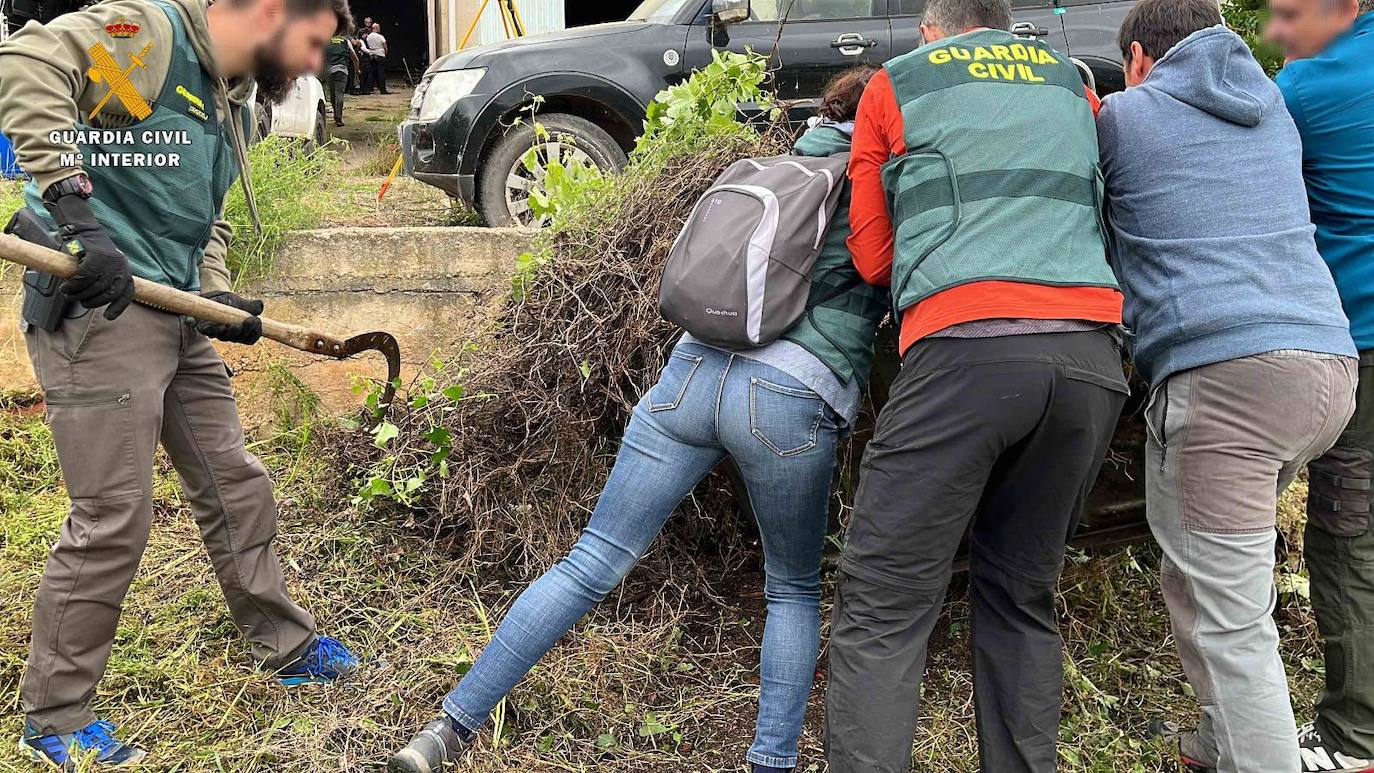 Fotos: Perros y radares subterráneos para encontrar al desaparecido en Entrena